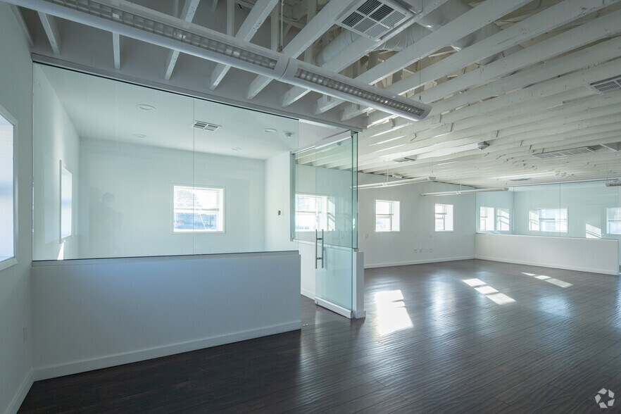 More Photos Of 900 N Western Ave, Los Angeles Showroom For Sale