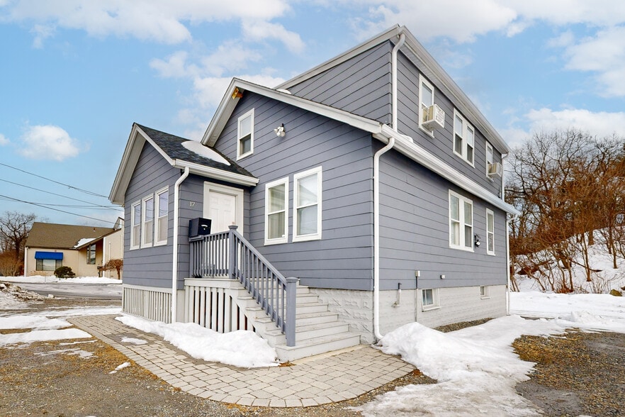 More Photos Of 17 Lark Ave, Saugus Office For Lease