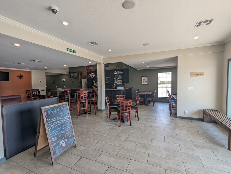 More Photos Of 1465 N Main St, Vidor Freestanding For Sale