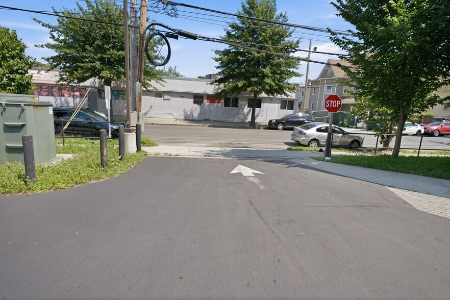 More Photos Of 937 State St, Bridgeport Storefront For Lease