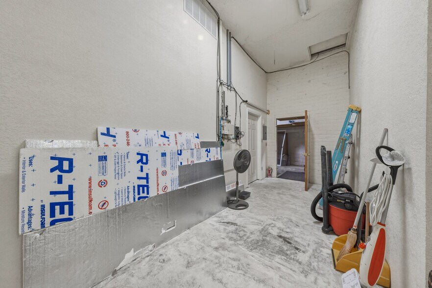 More Photos Of 14420 Lakeshore Dr, Clearlake Office For Sale