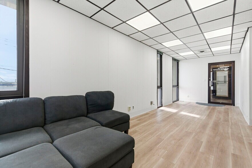 More Photos Of 1331 N Stewart Ave, Springfield Medical For Sale