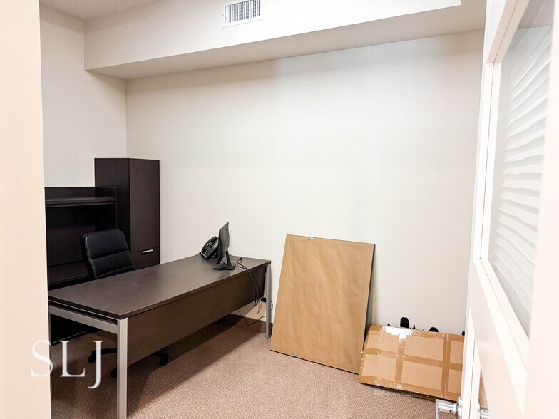 More Photos Of 4311 W Lovers Ln, Dallas Office For Lease
