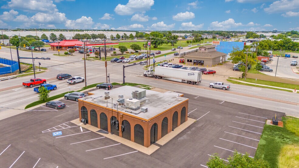 More Photos Of 2601 W Jefferson St, Grand Prairie Bar For Sale