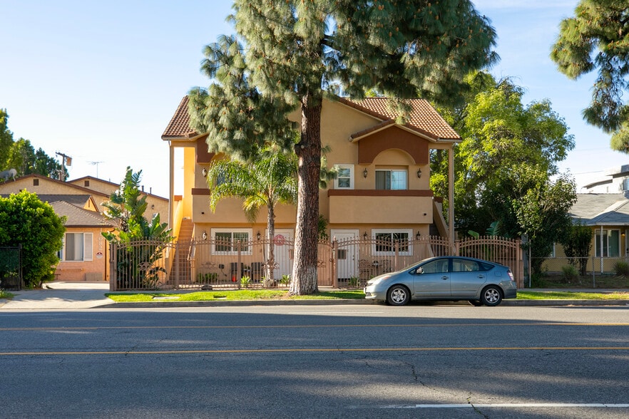 Primary Photo Of 17088 Chatsworth St, Granada Hills Apartments For Sale