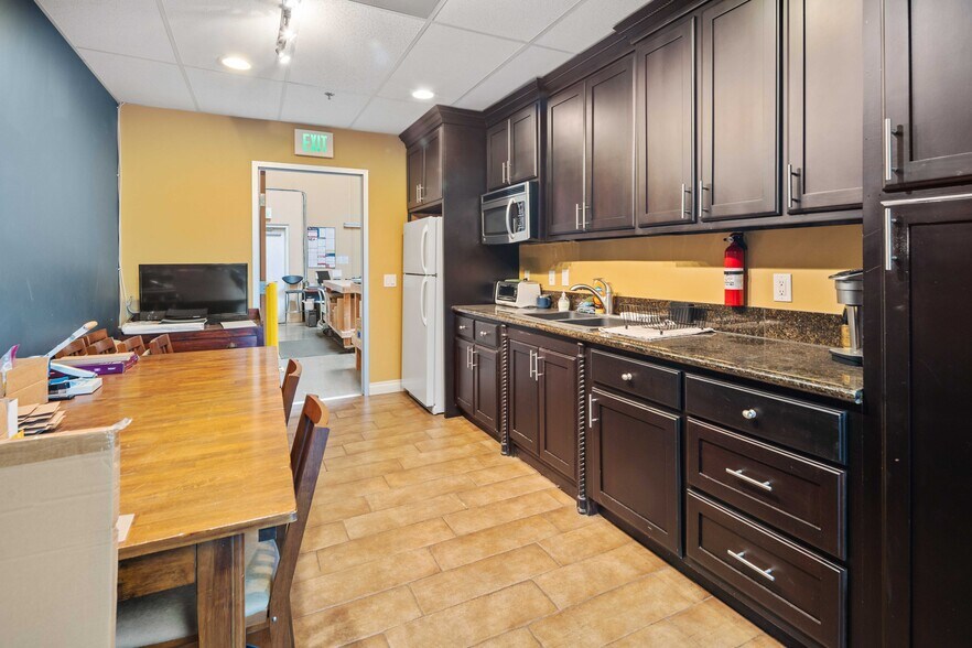 More Photos Of 28534-28536 Constellation Rd, Valencia Industrial For Sale