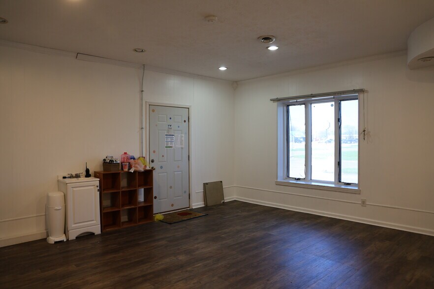 More Photos Of 2131 E 54th St, Indianapolis Office For Sale