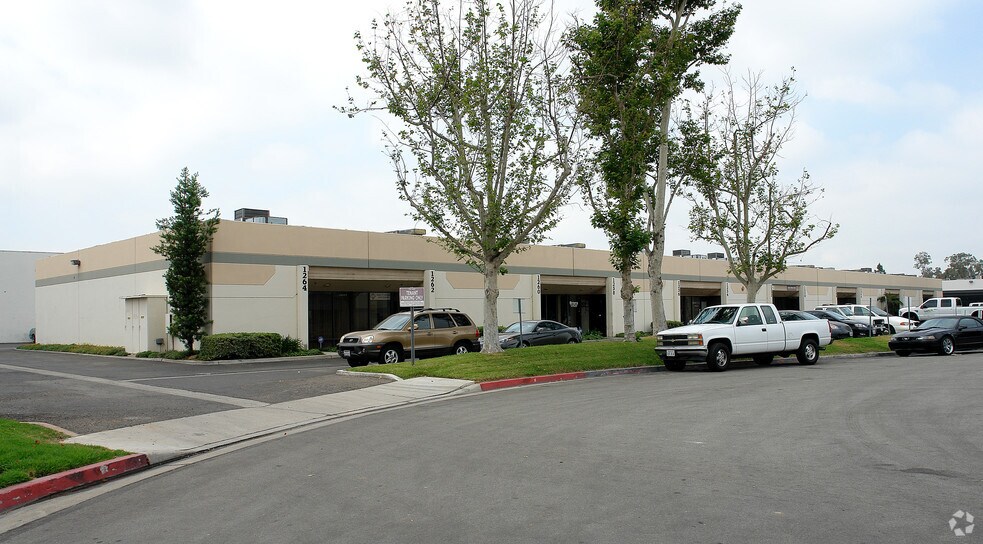 More Photos Of 1240-1264 N La Loma Cir, Anaheim Warehouse For Lease