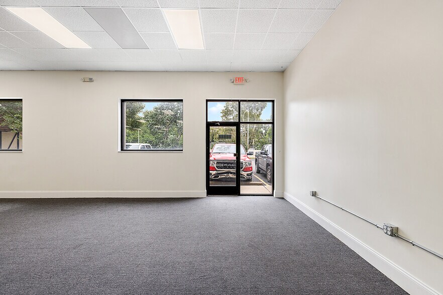 More Photos Of 10840-10850 W 9 Mile Rd, Oak Park Freestanding For Lease