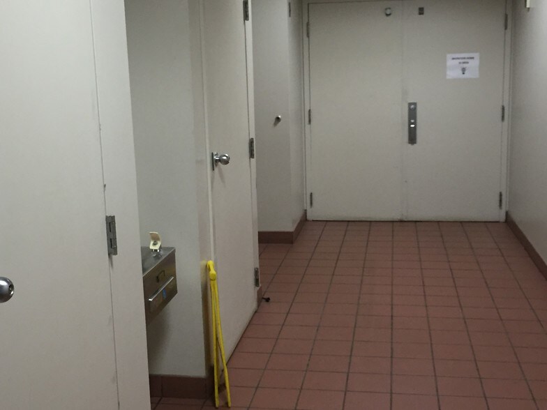 More Photos Of 275 Center Rd, Monroeville Office For Lease