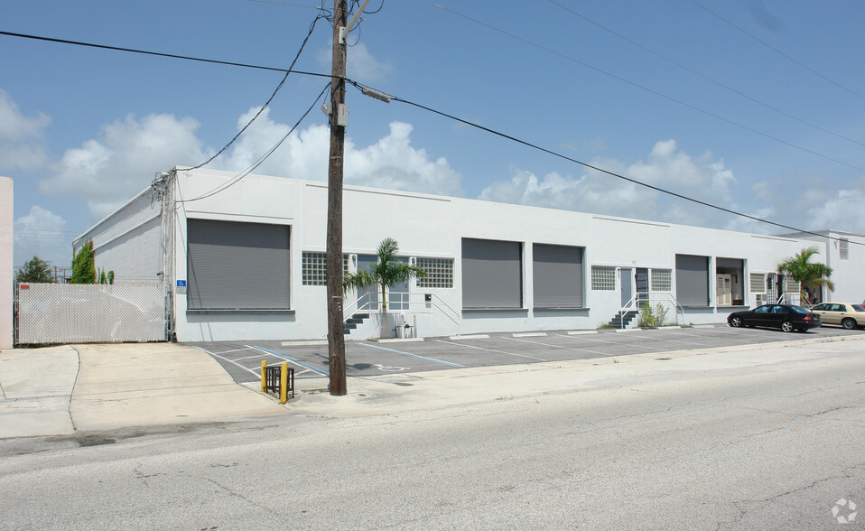 Primary Photo Of 210-214 10th St, Lake Park Warehouse For Lease