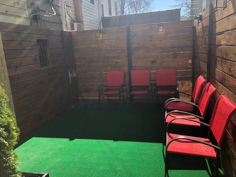 More Photos Of 111-11 Jamaica Ave, Richmond Hill Storefront For Lease