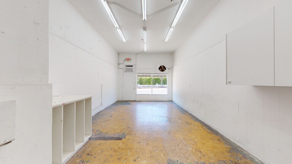 More Photos Of 13031 Montana Ave, Los Angeles Freestanding For Lease