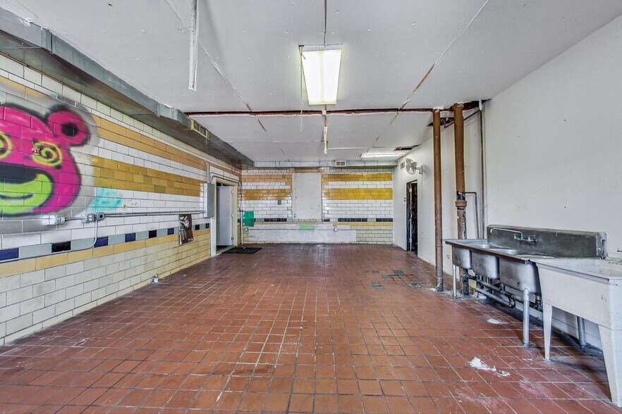 More Photos Of 3693-3705 W Grand Ave, Chicago Warehouse For Sale