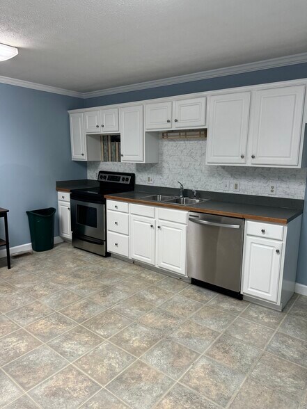More Photos Of 1031 S Main St, Woodstock Medical For Sale