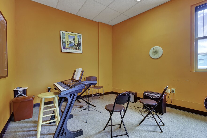 More Photos Of 1 W Main St, Somerville Freestanding For Lease