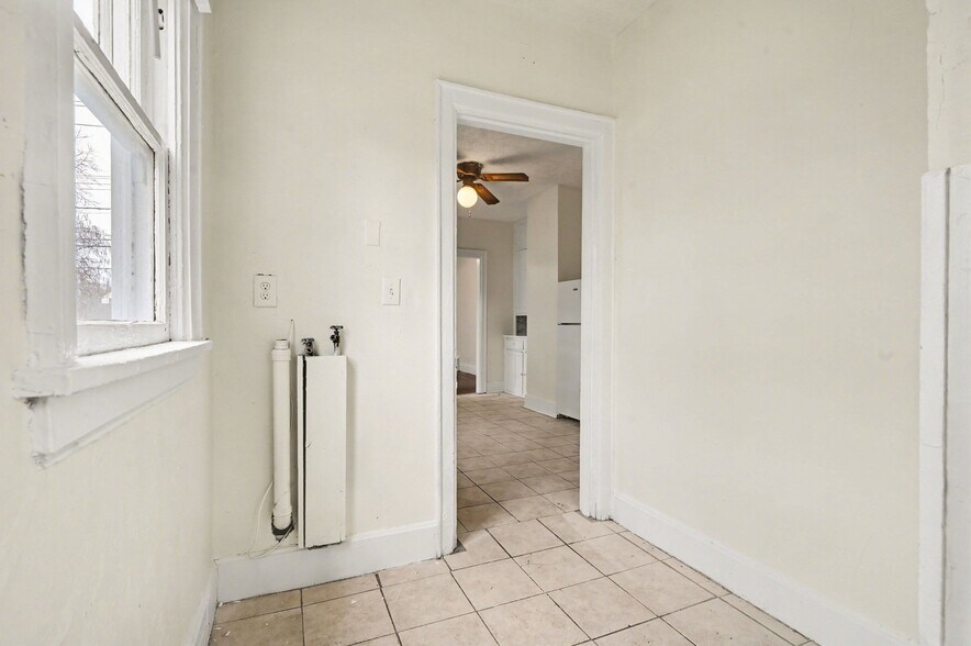 More Photos Of 1830 Woodlawn Ave, Middletown Specialty For Sale