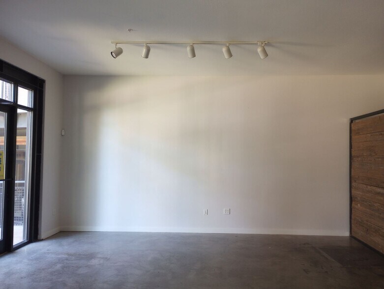 More Photos Of 2525 S Lamar Blvd, Austin Office For Sale
