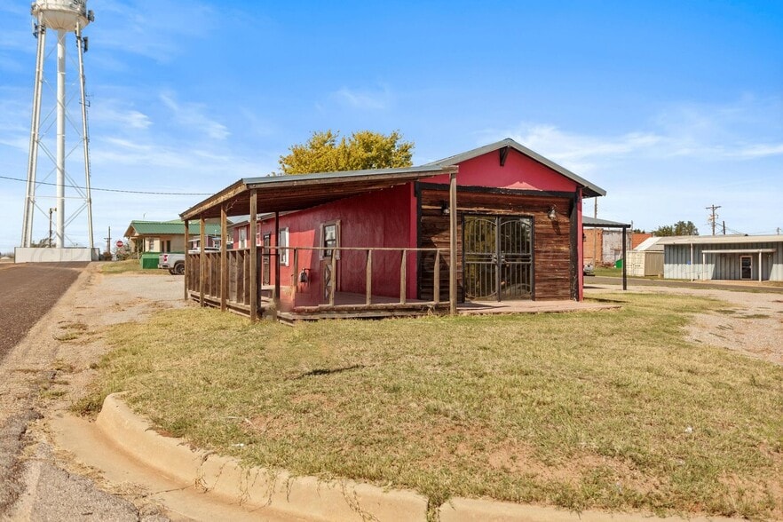 More Photos Of 117 E Railroad Ave, Shamrock Restaurant For Sale