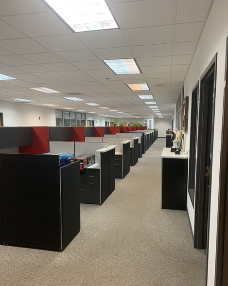 More Photos Of 5705 Centerpoint Ct, Gurnee Warehouse For Lease