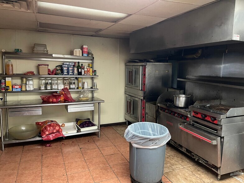 More Photos Of 4235 Madison Ave, Trumbull Restaurant For Lease