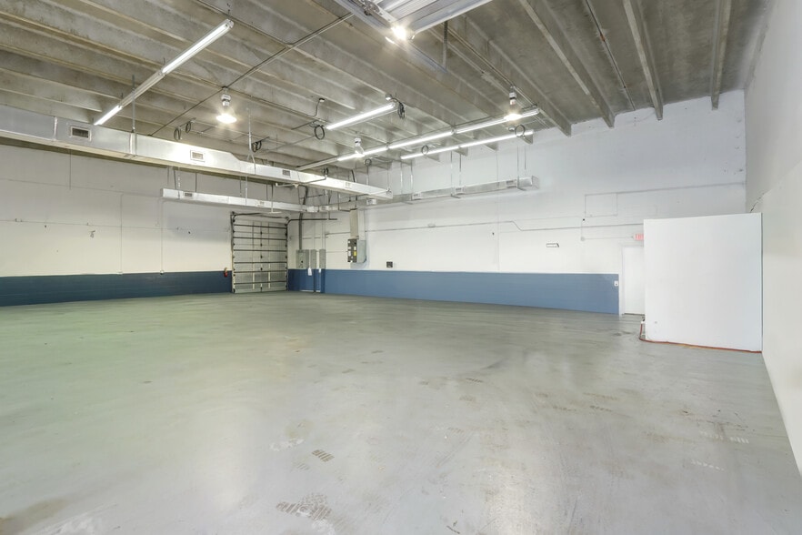 More Photos Of 6950-6964 SW 47th St, Miami Research And Development For Lease