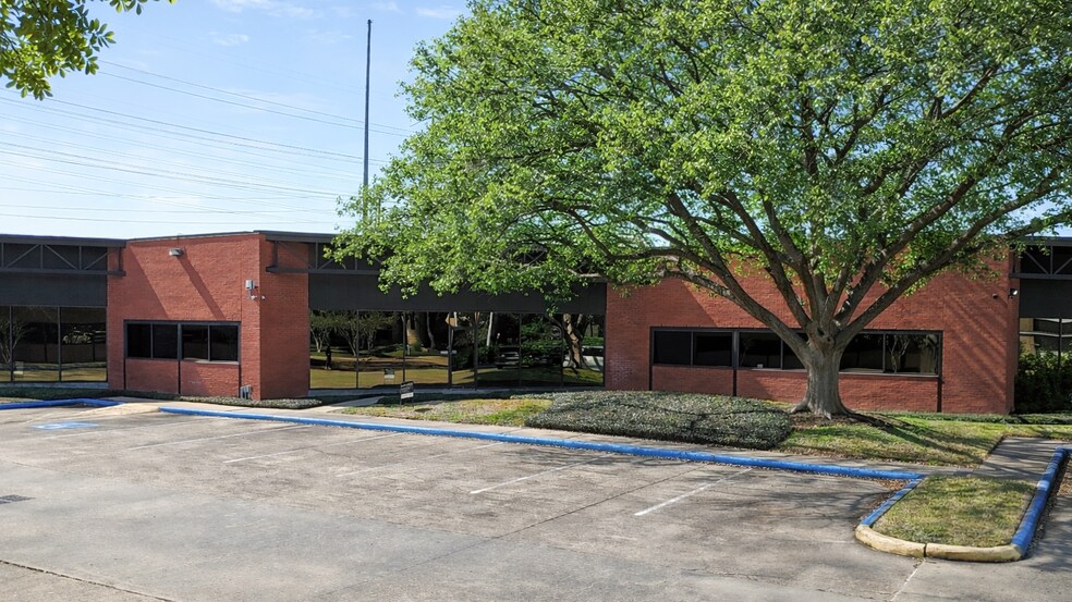 More Photos Of 10595 Westoffice Dr, Houston Light Distribution For Lease