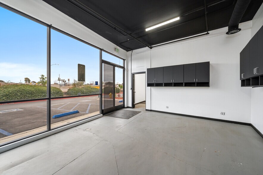 More Photos Of 800 E Dyer Rd, Santa Ana Showroom For Lease