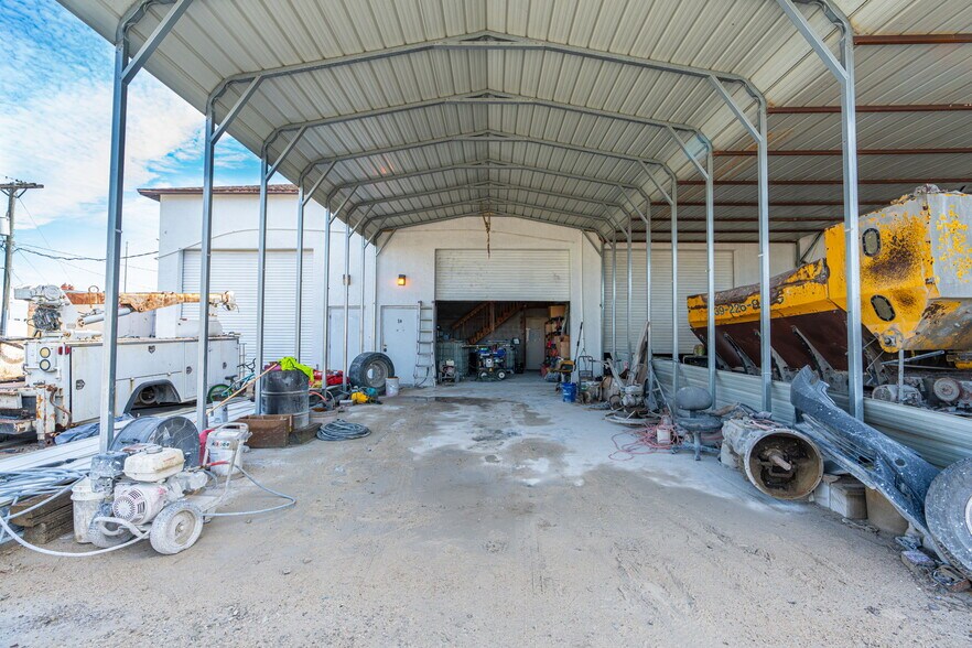 More Photos Of 2700 Evans Ave, Fort Myers Light Manufacturing For Lease