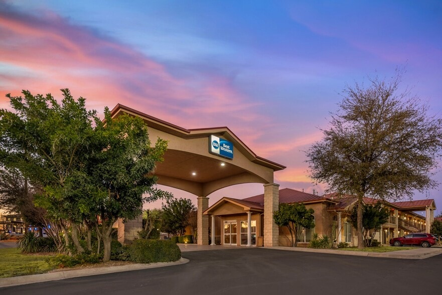 Primary Photo Of 244 Dos Rios Dr, Junction Hotel For Sale