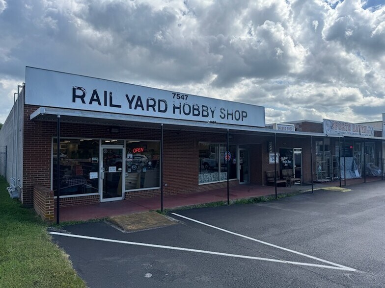 More Photos Of 7547 Williamson Rd, Hollins Storefront For Lease