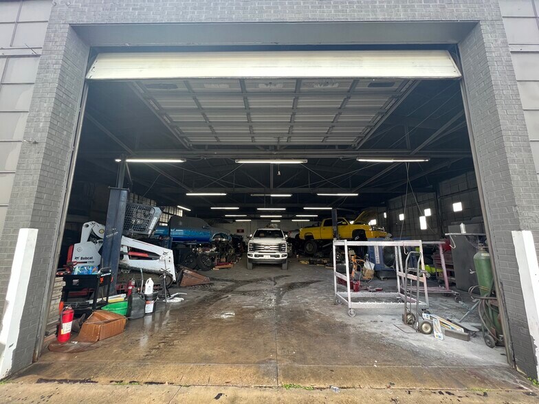 More Photos Of 622 W Texas Ave, Baytown Storefront Retail Office For Lease
