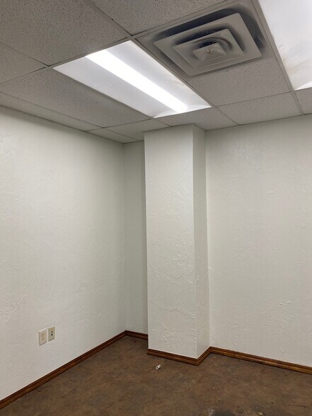 More Photos Of 400 S Eagle Ln, Oklahoma City Warehouse For Lease