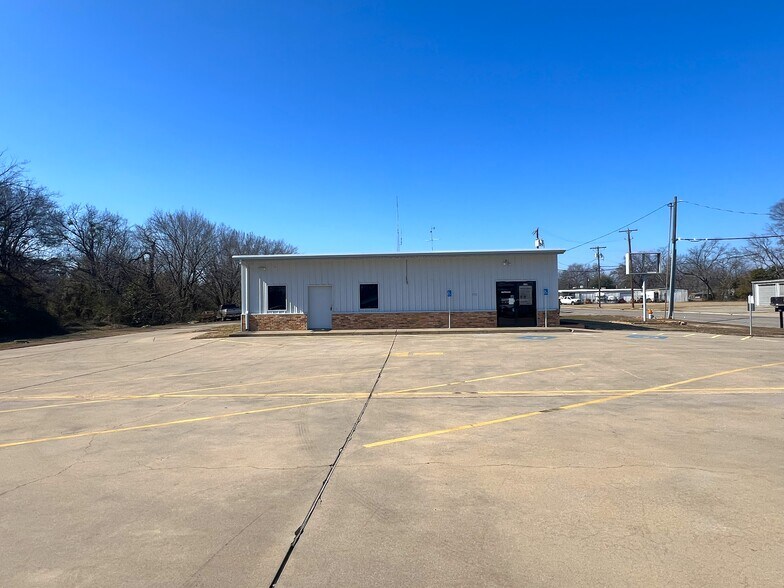 More Photos Of 220 Linda Dr, Sulphur Springs Office For Sale