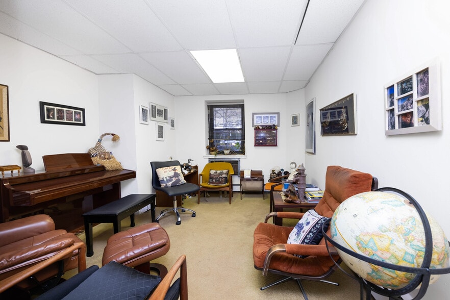 More Photos Of 40 Stoner Ave, Great Neck Apartments For Sale