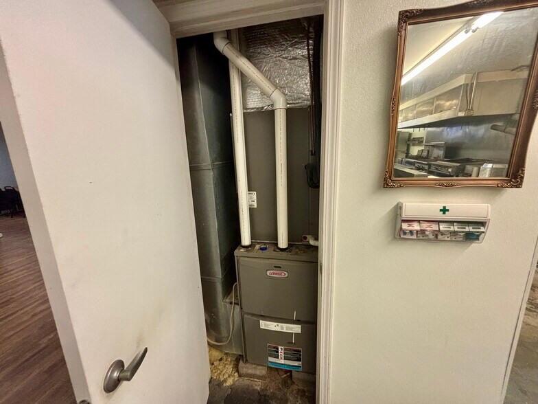 More Photos Of 106 E 4th St, Washington Restaurant For Sale