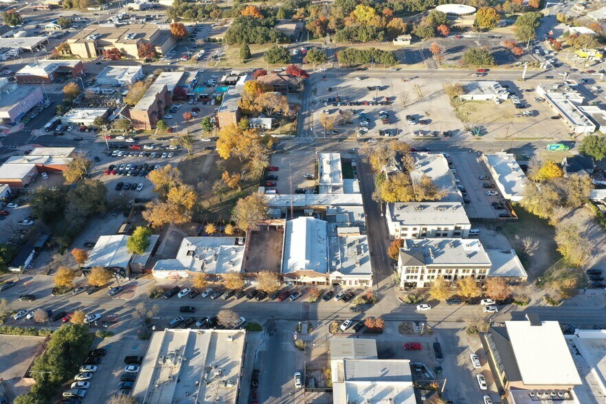 More Photos Of 217 E Hickory St, Denton Restaurant For Lease