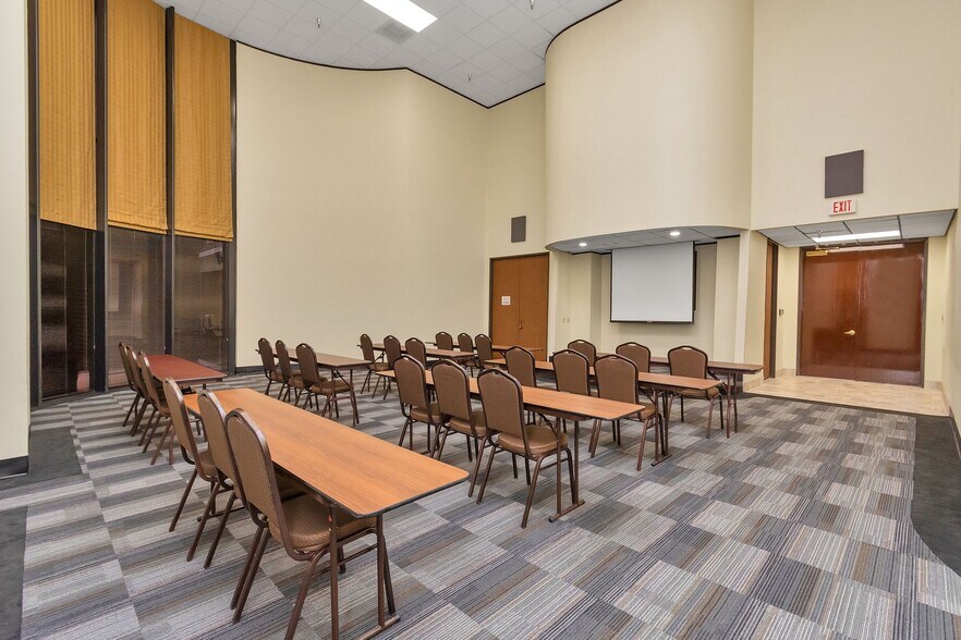 More Photos Of 8554 Katy Fwy, Houston Unknown For Lease