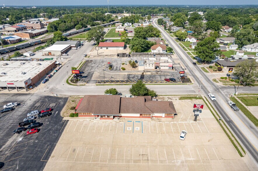 More Photos Of 700 W Jackson St, Mexico Unknown For Lease