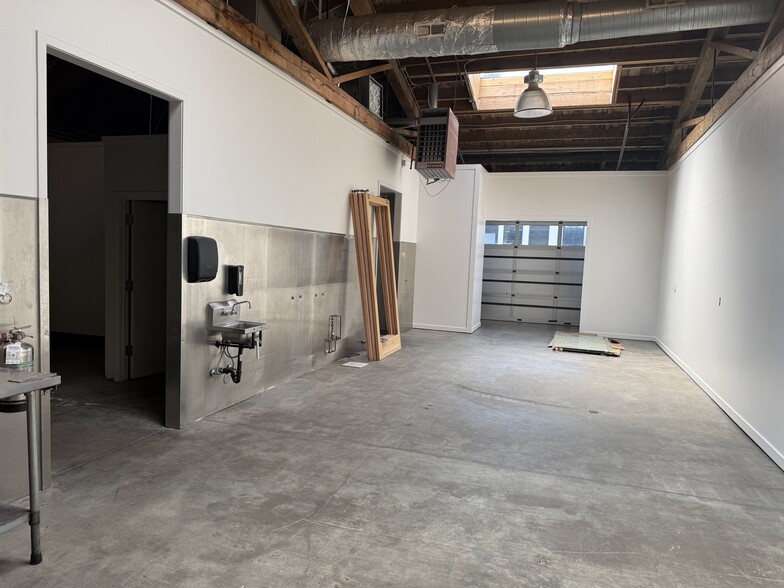 More Photos Of 1632 NW Thurman St, Portland Showroom For Sale