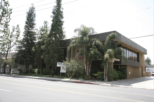 Primary Photo Of 18344 Oxnard St, Tarzana Warehouse For Lease