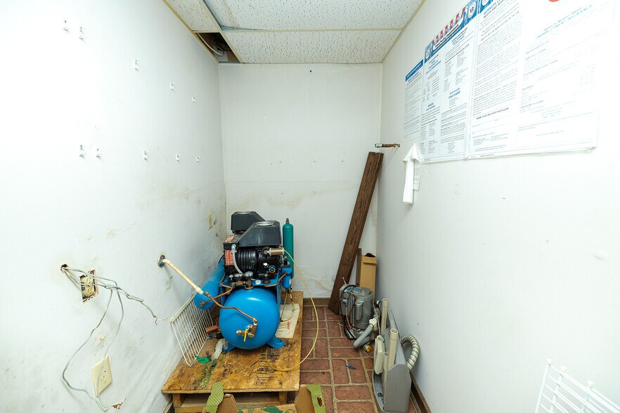 More Photos Of 504 N Poplar St, Peabody Medical For Sale