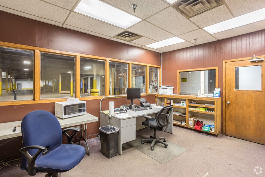 More Photos Of 1500 Delaware Ave, Des Moines Distribution For Lease