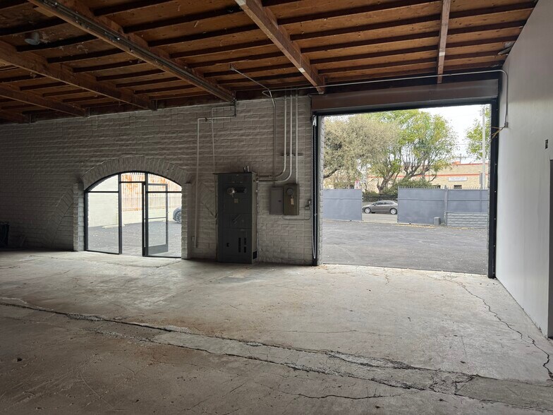 More Photos Of 18334 Eddy St, Northridge Warehouse For Sale