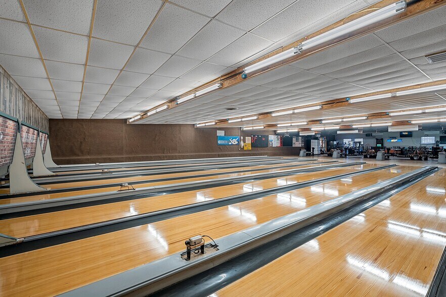 More Photos Of 326 Main St, Wausaukee Bowling Alley For Sale
