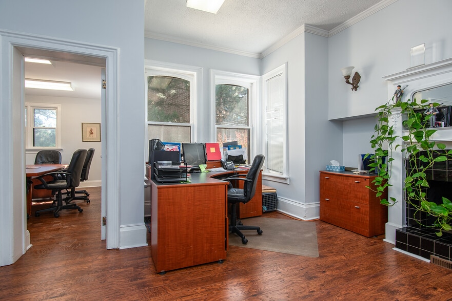More Photos Of 109 College St, Kitchener Office For Sale