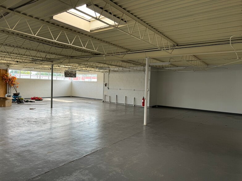 More Photos Of 1700 W Main St, Oklahoma City Warehouse For Lease