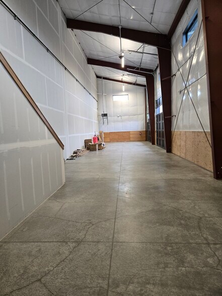 More Photos Of 2450 6th St, Redmond Industrial For Lease