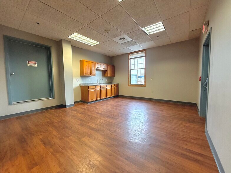 More Photos Of 39 Delevan St, Rochester Loft Creative Space For Lease