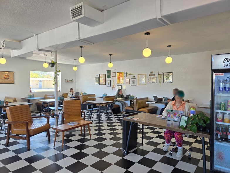 More Photos Of 1401 49th St S, Gulfport Storefront For Sale